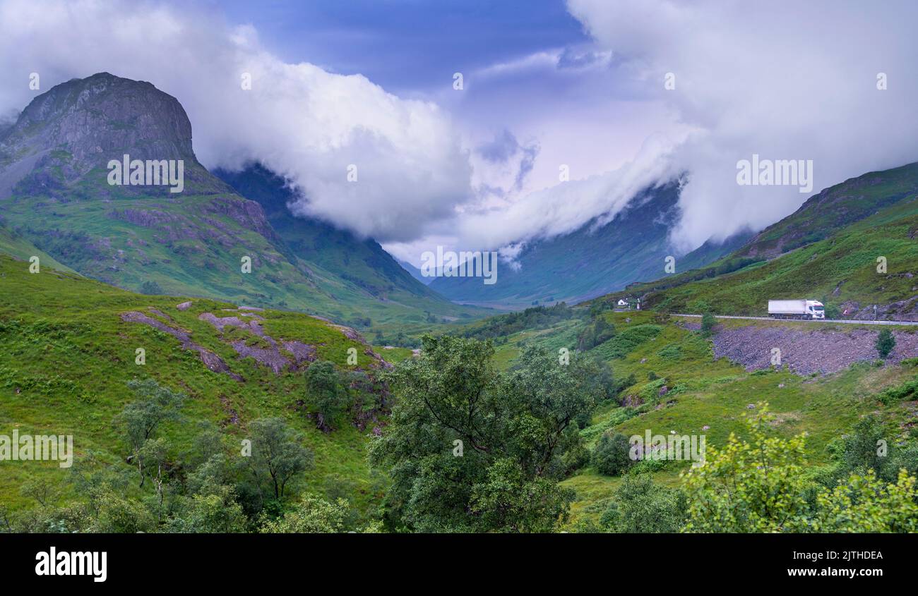 Le nuvole del tramonto in prima serata si avvolgiano rapidamente, la strada principale passa lungo la bellissima valle verde di Glencoe, durante l'estate il paesaggio è Foto Stock