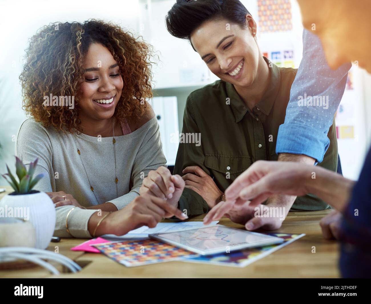 La mappatura mentale ci aiuta a ricordare di più e a comunicare meglio. I colleghi discutono di qualcosa su un tablet. Foto Stock
