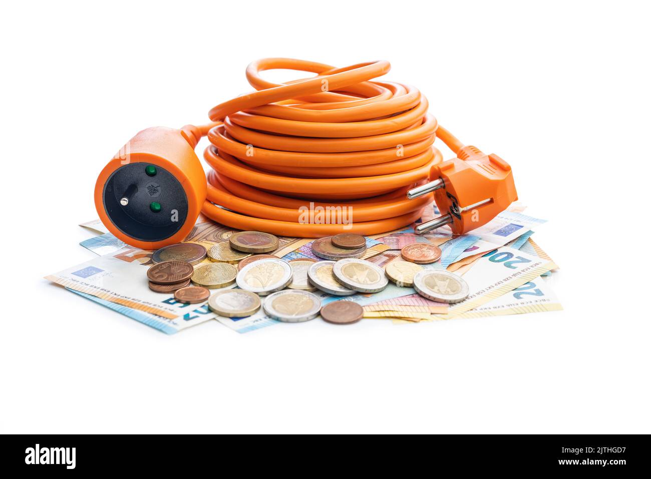 Cavo di alimentazione di prolunga e denaro in euro isolato su sfondo bianco. Concetto dell'aumento dei prezzi dell'elettricità. Foto Stock