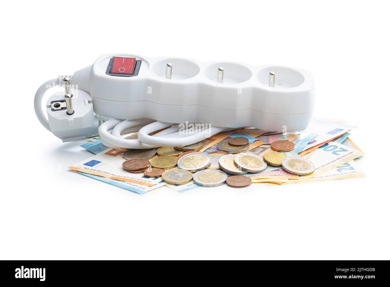 Cavo di alimentazione di prolunga e denaro in euro isolato su sfondo bianco. Concetto dell'aumento dei prezzi dell'elettricità. Foto Stock