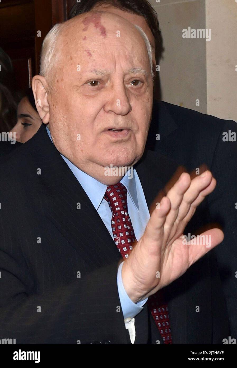 Berlino, Germania. 08th Nov 2014. L'ex presidente sovietico Mikhail Gorbachev arriva a Berlino per la cena di gala del Cinema per gli Eroi della Pace all'Hotel Adlon. Gorbachev, il premio Nobel russo per la pace e l'ex leader sovietico, è morto. Morì a Mosca all'età di 91 anni. (A dpa: 'Agenzie russe: Mikhail Gorbachev morti') Credit: dpa/Alamy Live News Foto Stock