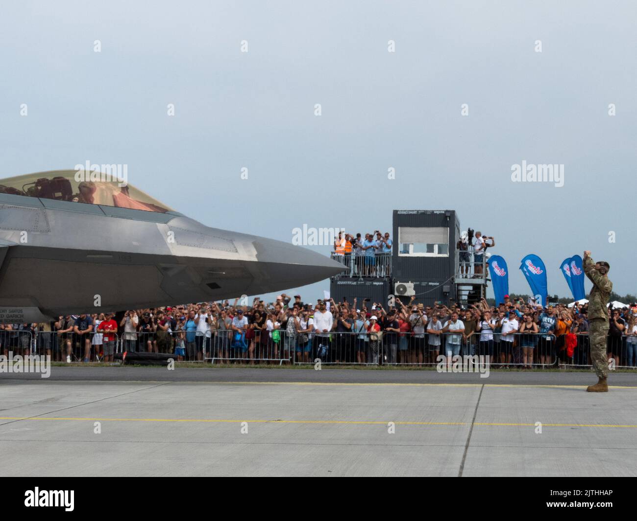 US Air Force F-22 Raptors from the 90th Expeditionary Fighter Squadron ricevere un caloroso benvenuto dalla comunità slovacca a Malacky Air base, Slovacchia, 27 agosto 2022. Quest'anno rappresenta la prima vetrina di Raptori al festival aereo internazionale slovacco e rafforza il fermo impegno e sostegno degli Stati Uniti ai nostri alleati e partner della NATO. (STATI UNITI Foto delle forze aeree di Cap. Claire Waldo) Foto Stock