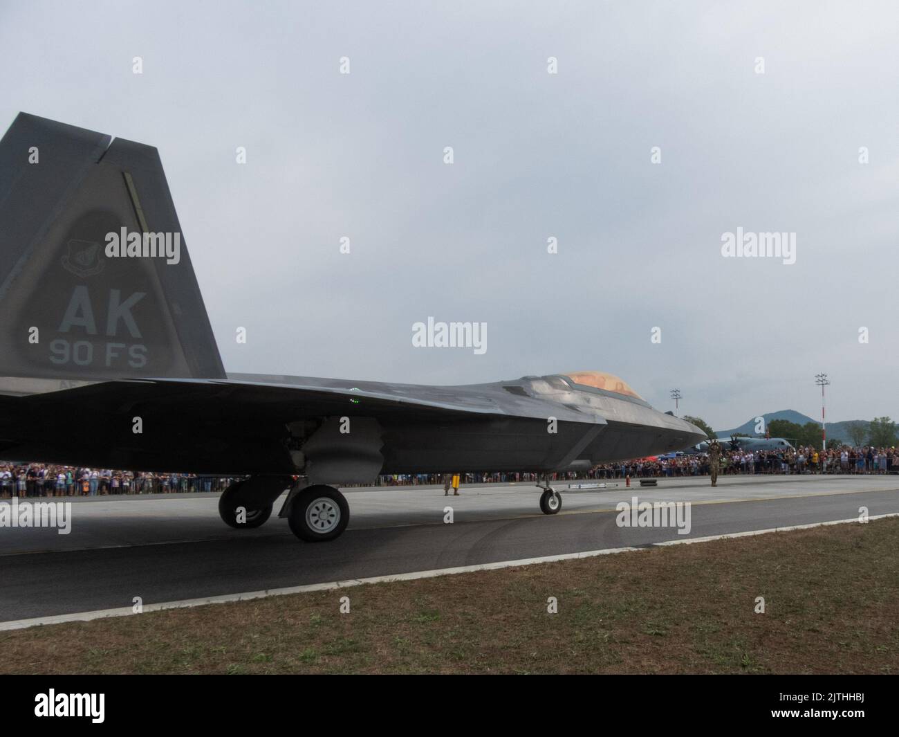 US Air Force F-22 Raptors from the 90th Expeditionary Fighter Squadron arrivano al Slovak International Air Fest alla Malacky Air base, Slovacchia, 27 agosto 2022. L'arrivo del Raptor segna la prima vetrina dell'aeronautica statunitense F-22s al festival aereo internazionale slovacco e rafforza il fermo impegno e il sostegno degli Stati Uniti ai nostri alleati e partner della NATO. (STATI UNITI Foto delle forze aeree di Cap. Claire Waldo) Foto Stock