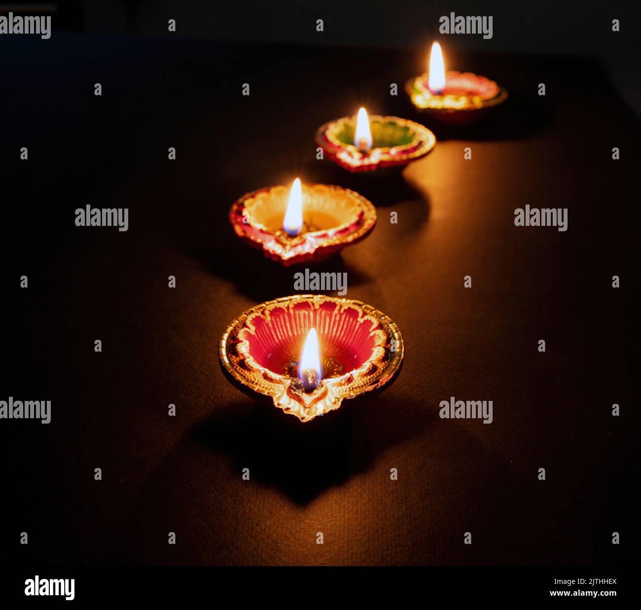 Buon Diwali. Deepavali Hindu festival di luci. Candela diya di argilla. Spia dell'olio accesa su sfondo scuro, spazio copia. Foto Stock