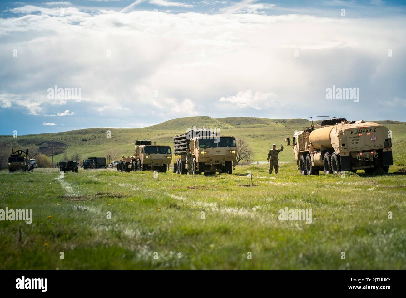 Soldati del Battaglione di supporto della Brigata del 960th, la Guardia Nazionale dell'Esercito del Wyoming, istituito per un esercizio di addestramento a Sheridan, Wyoming, 17 maggio 2022. L'esercitazione ha incluso membri dell'esercito tunisino, parte di una visita del programma di partenariato di Stato. (STATI UNITI Foto della Guardia Nazionale aerea di Jacqueline Marshall) Foto Stock