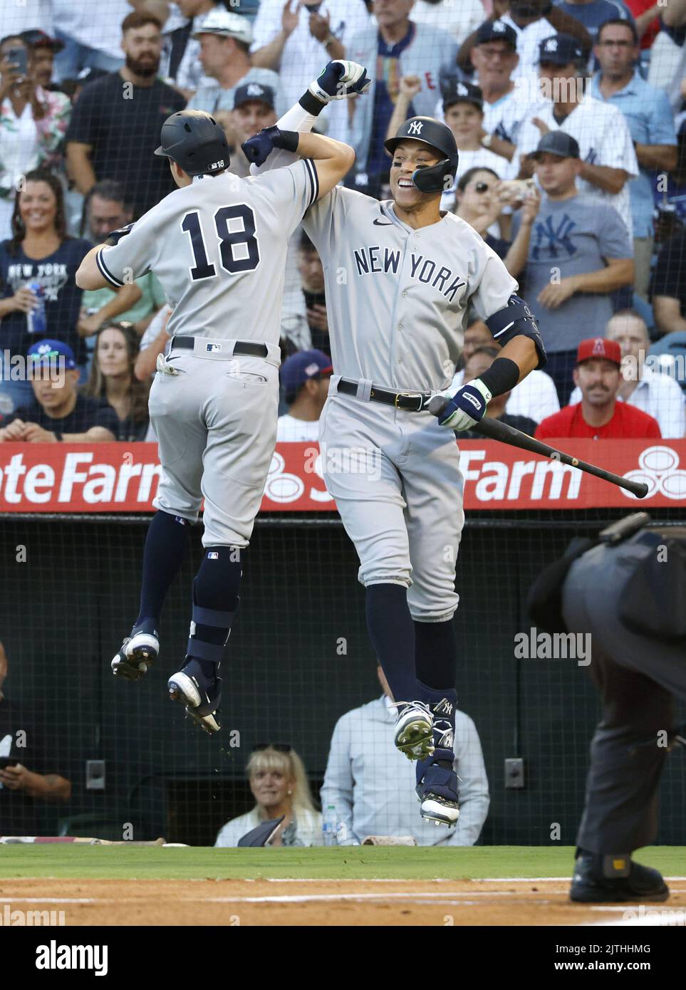 Anaheim, California, 30 agosto 2022. Aaron Judge (R) del New York Yankees si congratula con Andrew Benintendi (18) per la sua corsa in casa per la prima partita di baseball contro i Los Angeles Angels all'Angel Stadium di Anaheim, California, il 30 agosto 2022. (Kyodo)==Kyodo Photo via Credit: Newscom/Alamy Live News Foto Stock
