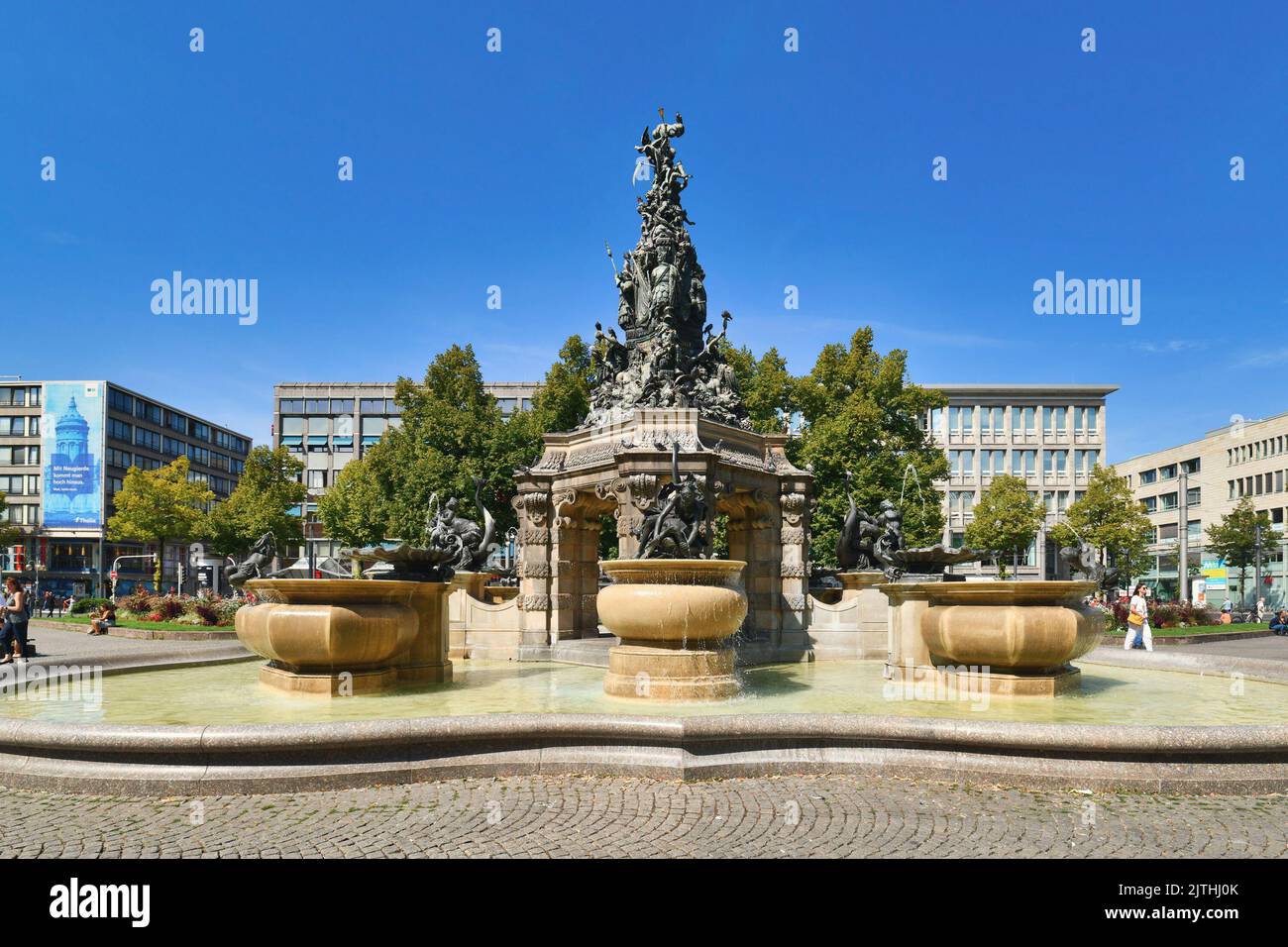 Mannheim, Germania - Settembre 2021: Fontana con sculture chiamata 'Grudello Pyramid' con sculture in piazza chiamata 'Paradeplatz' nel centro della città Foto Stock