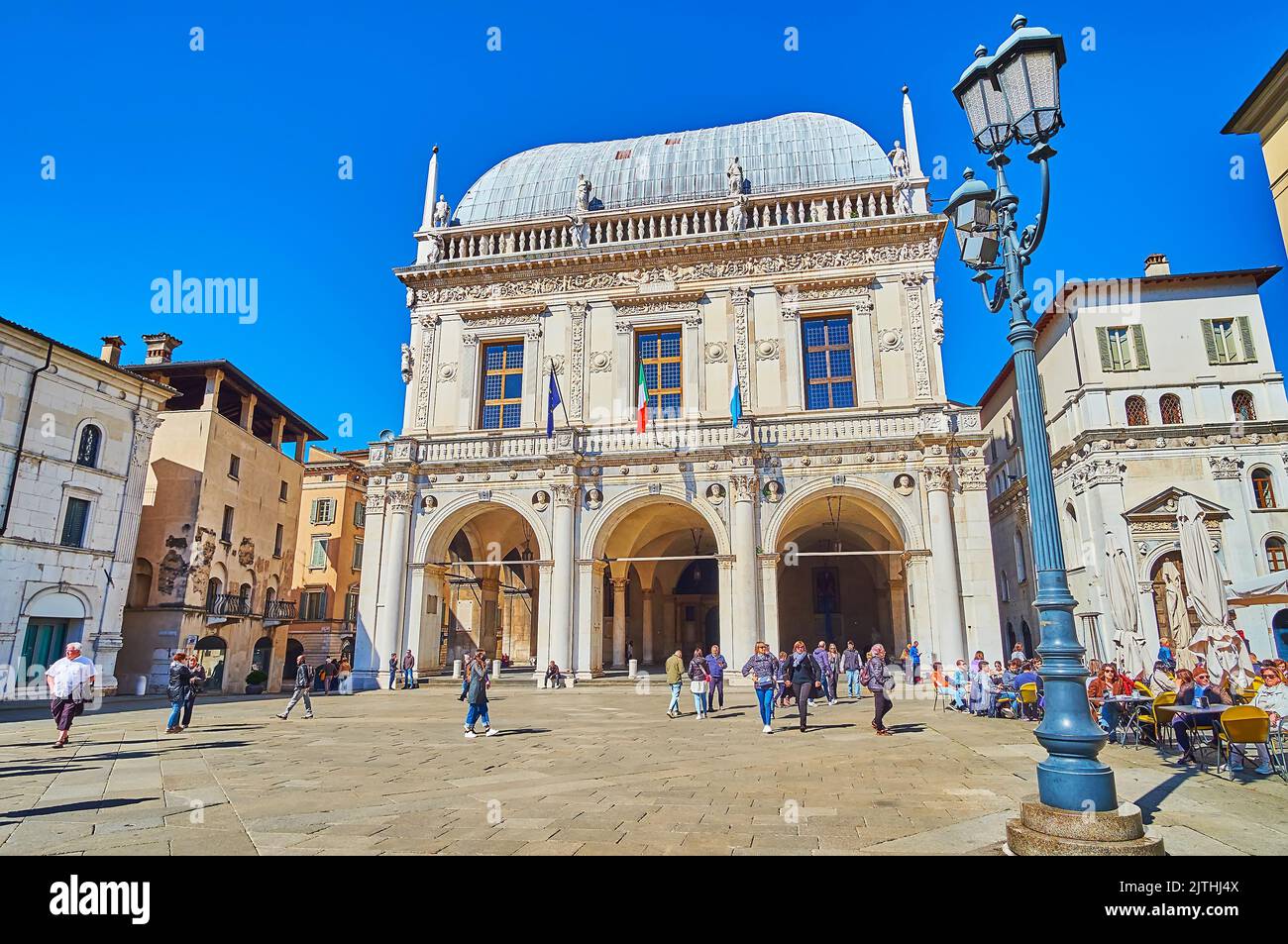 BRESCIA, ITALIA - 10 APRILE 2022: L'elegante palazzo rinascimentale della Loggia, situato in Piazza della Loggia nel centro storico Foto Stock