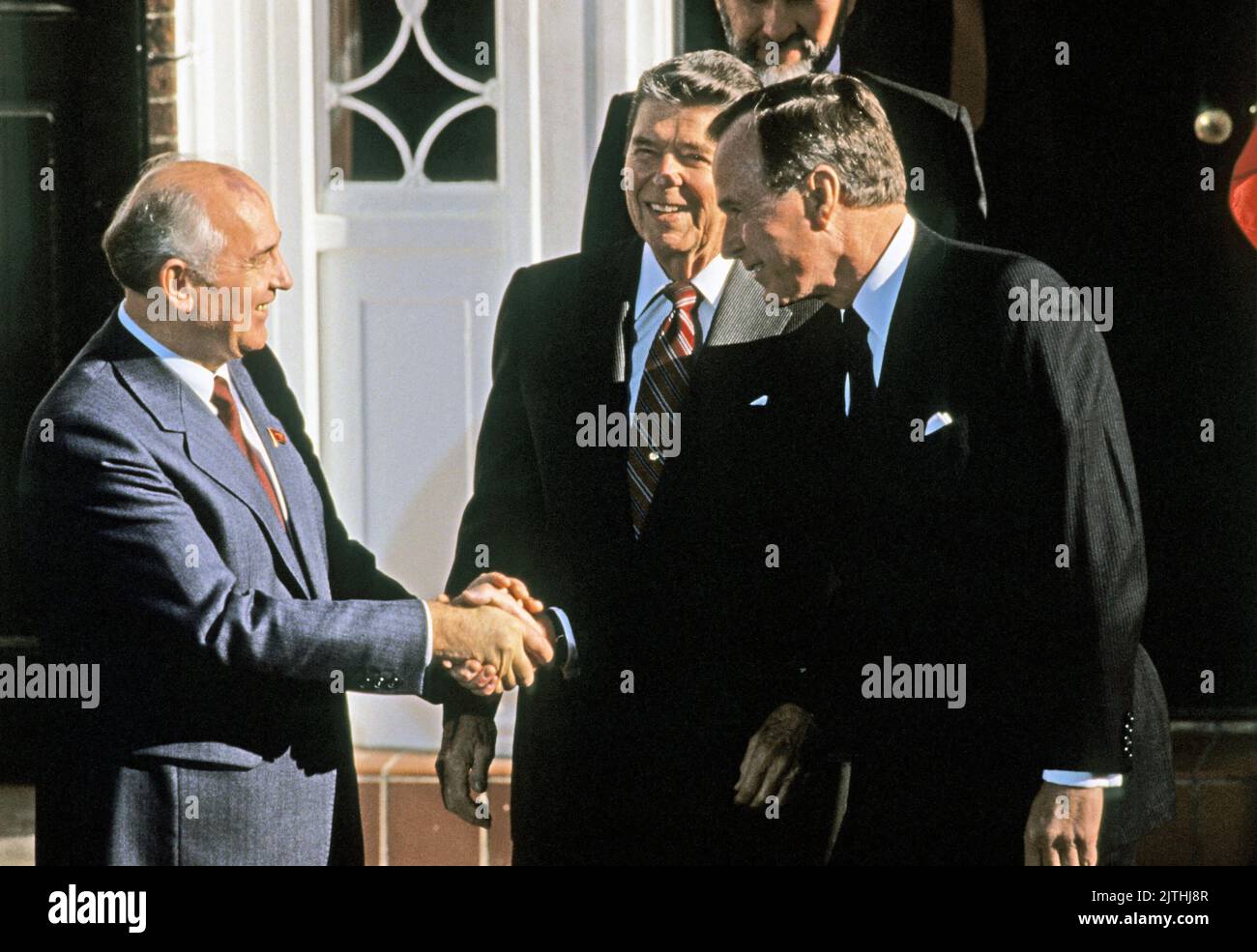 Presidente eletto degli Stati Uniti George H.W. Bush, a destra, scuote le mani con il Segretario Generale Mikhail Gorbachev dell'Unione delle Repubbliche Socialiste sovietiche, a sinistra, come guarda il Presidente degli Stati Uniti Ronald Reagan, al centro, mentre si incontrano a Governor's Island a New York, New York il 7 dicembre 1988. Foto di Arnie Sachs/CNP/ABACAPRESS.COM Foto Stock