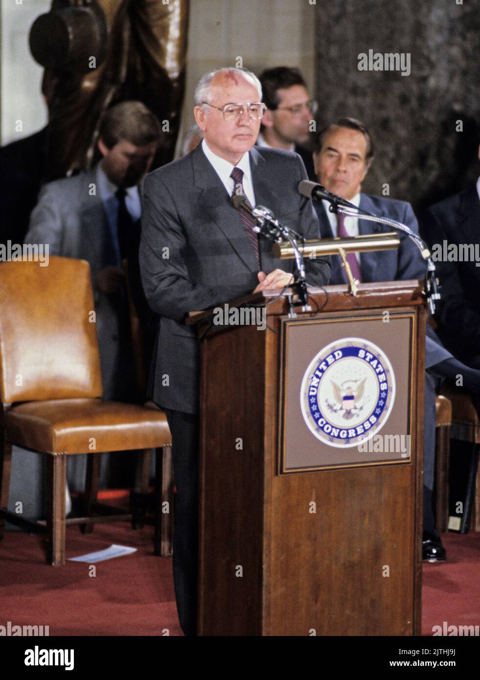 L'ex presidente Mikhail Gorbachev dell'Unione Sovietica fa le sue osservazioni nella Sala dello Statuto del Campidoglio degli Stati Uniti a Washington, DC il 14 maggio 1992. Foto Byron Sachs / CNP/ABACAPRESS.COM Foto Stock