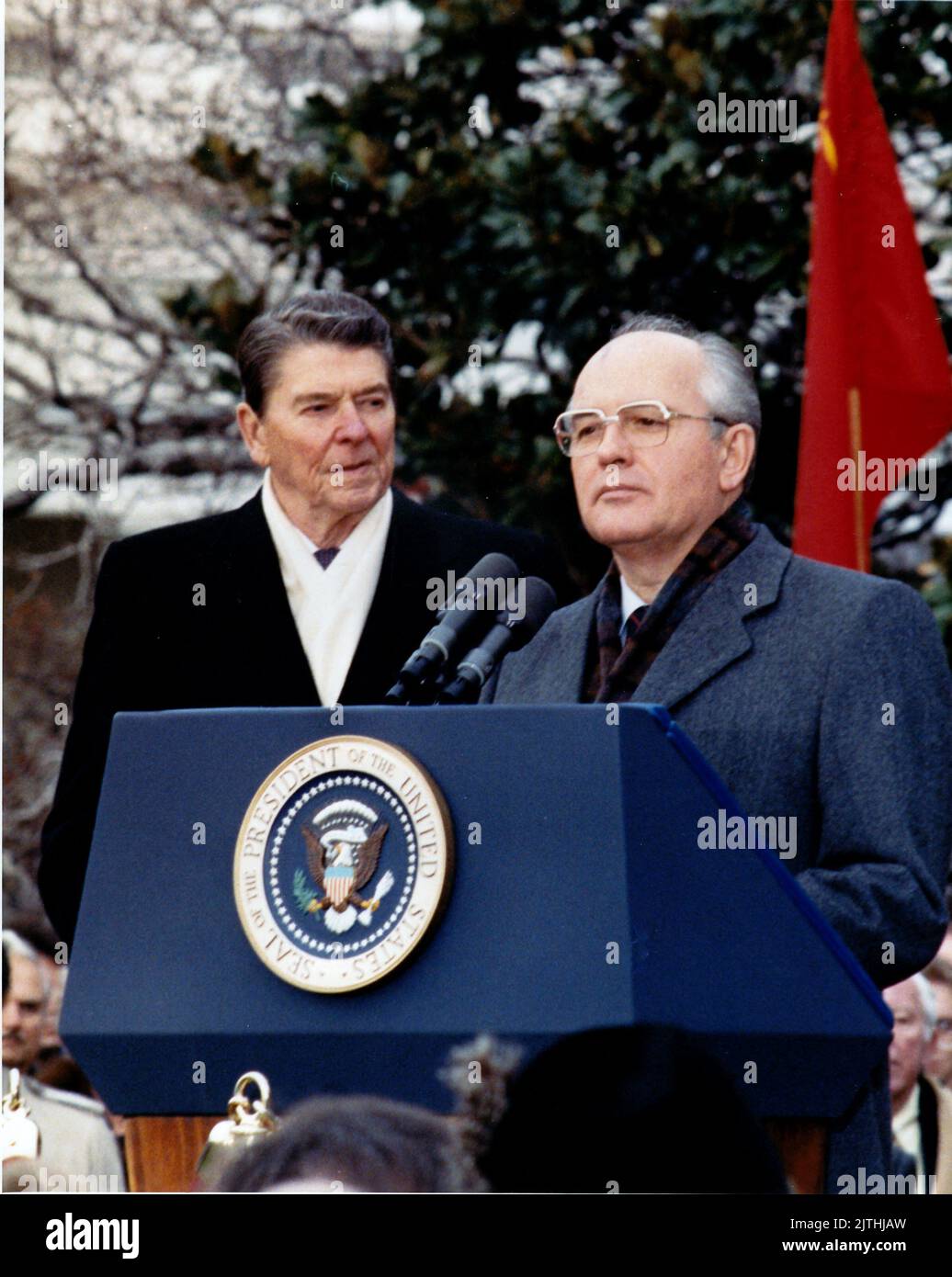 Il Presidente degli Stati Uniti Ronald Reagan, a sinistra, guarda come Segretario Generale del Partito Comunista dell'Unione Sovietica Mikhail Sergeyevich Gorbachev, a destra, fa le sue osservazioni durante la cerimonia di arrivo di Stato sul prato meridionale della Casa Bianca a Washington, D.C. martedì 8 dicembre, 1987..Photo by Jerome Howard - DoD via CNP/ABACAPRESS.COM Foto Stock