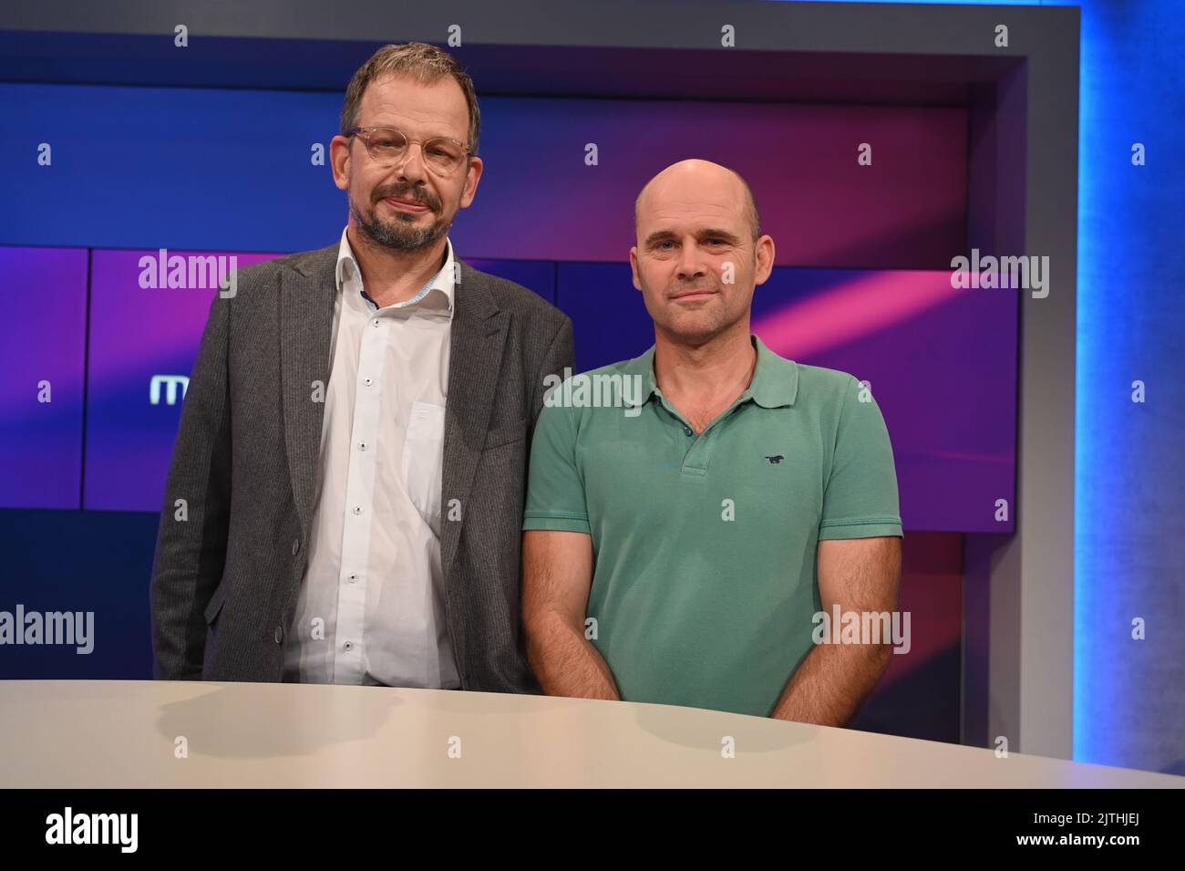 Colonia, Germania. 30th ago, 2022. Il giornalista sportivo Hajo Seppelt, l-r, e l'atleta Jan Hempel, ex subacqueo di fama mondiale, come ospiti del talk show ARD 'Maischberger Credit: Horst Galuschka/dpa/Horst Galuschka dpa/Alamy Live News Foto Stock