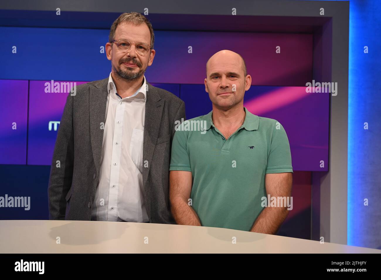 Colonia, Germania. 30th ago, 2022. Il giornalista sportivo Hajo Seppelt, l-r, e l'atleta Jan Hempel, ex subacqueo di fama mondiale, come ospiti del talk show ARD 'Maischberger Credit: Horst Galuschka/dpa/Horst Galuschka dpa/Alamy Live News Foto Stock