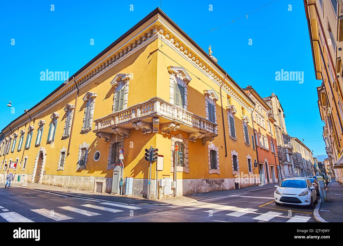 Facciata storica e l'angolo di un palazzo medievale scolpito, Brescia, Lombardia, Italia Foto Stock