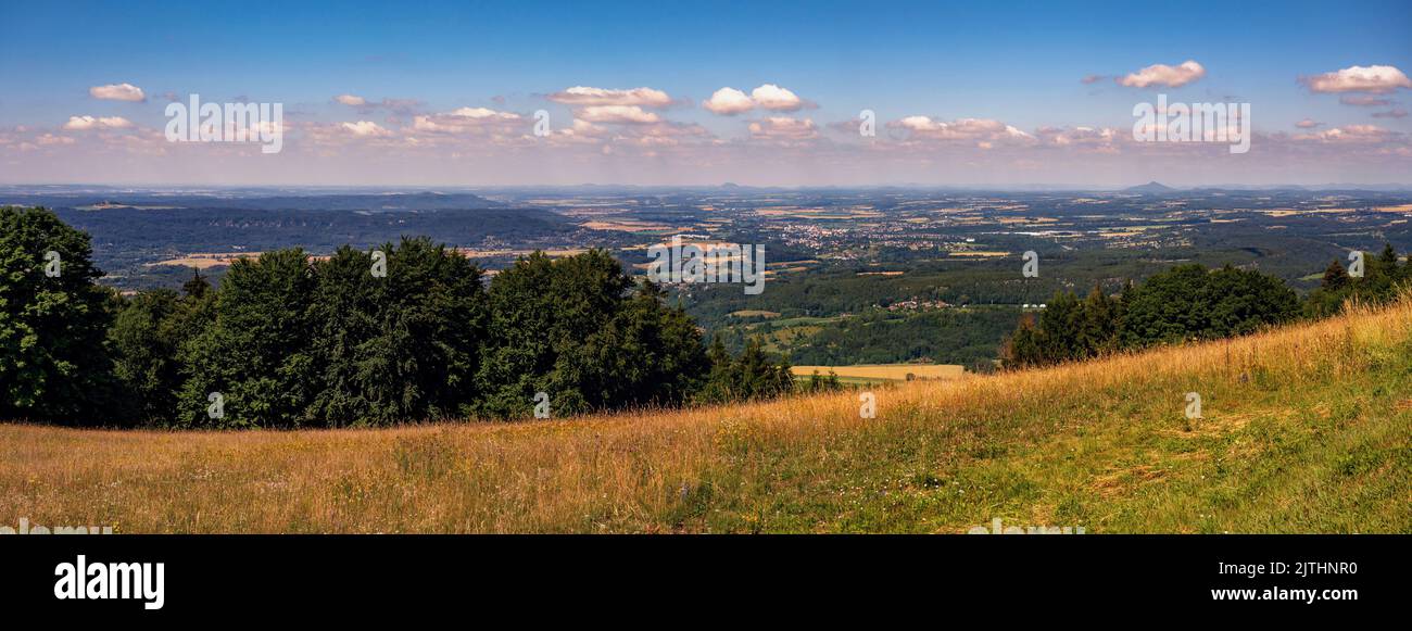 Panorama del Paradiso Ceco e delle Highlands centrali bohemien dalla collina Kozakov ad ovest nella soleggiata giornata estiva Repubblica Ceca. Foto Stock