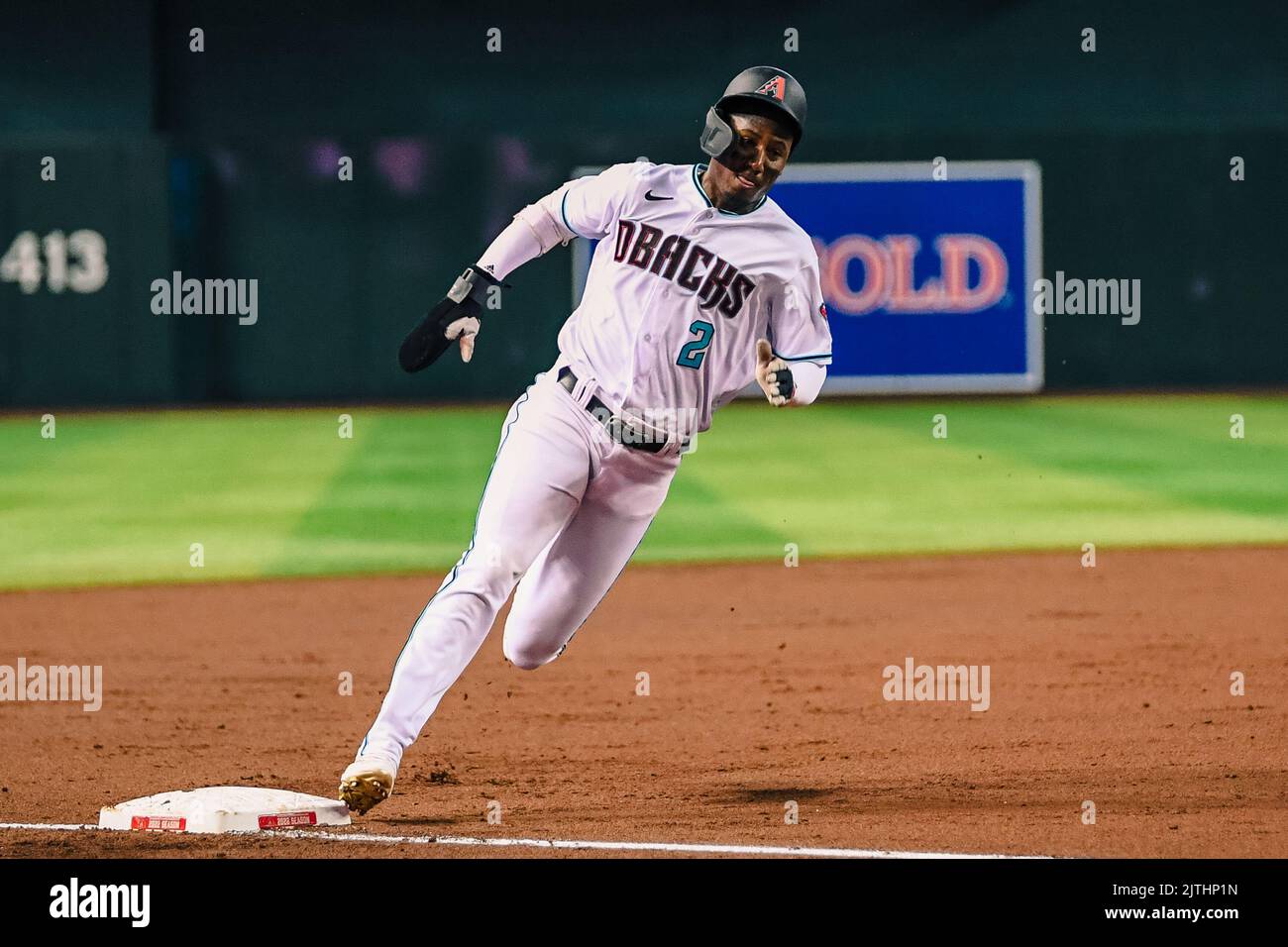 Il shortstop Arizona Diamondbacks Geraldo Perdomo (2) fa il giro della terza base nel secondo raduno di una partita di baseball MLB contro i Philadelphia Phillies on Foto Stock