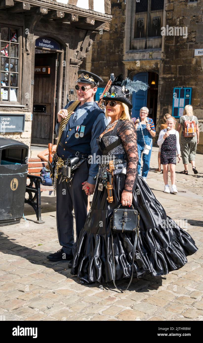 Uomo e donna vestiti per il Lincoln Steampunk Festival, Castle Hill Lincoln 2022 Foto Stock