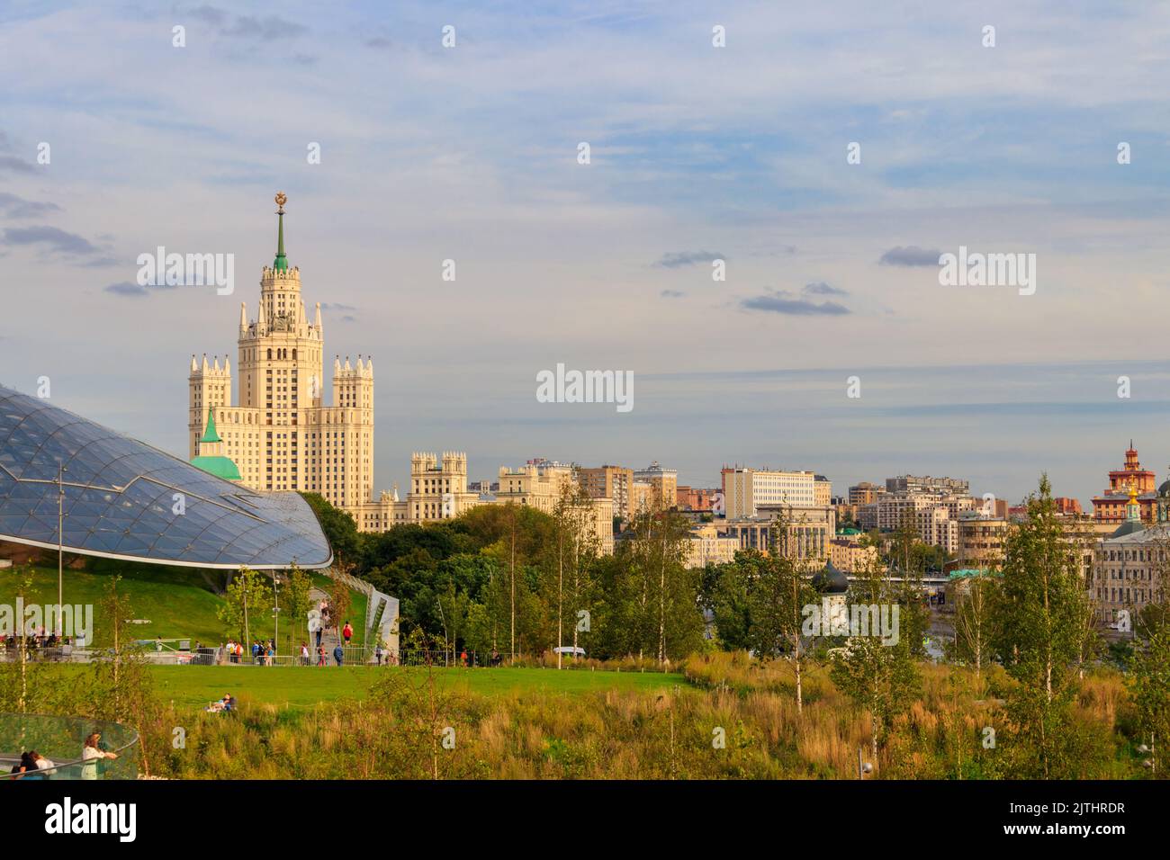 Mosca, Russia - 15 agosto 2019: Vista del parco Zaryadye in un centro di Mosca, Russia Foto Stock