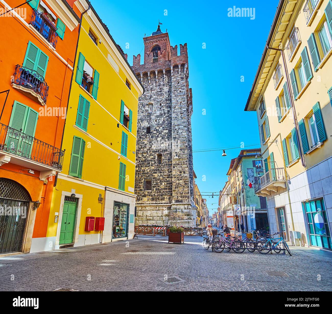 Storica via Vicolo due Torri con l'alta Torre Pallata, centro storico di Brescia, Italia Foto Stock