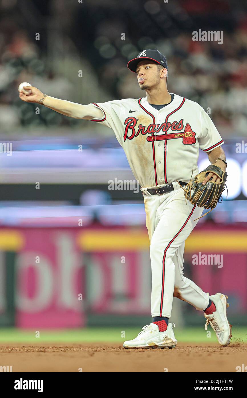 Atlanta, Georgia. Stati Uniti; Atlanta Braves terzo baseman Vaughn Grissom (18) campi una palla e getta al primo per l'out durante una partita di baseball della Major League Foto Stock