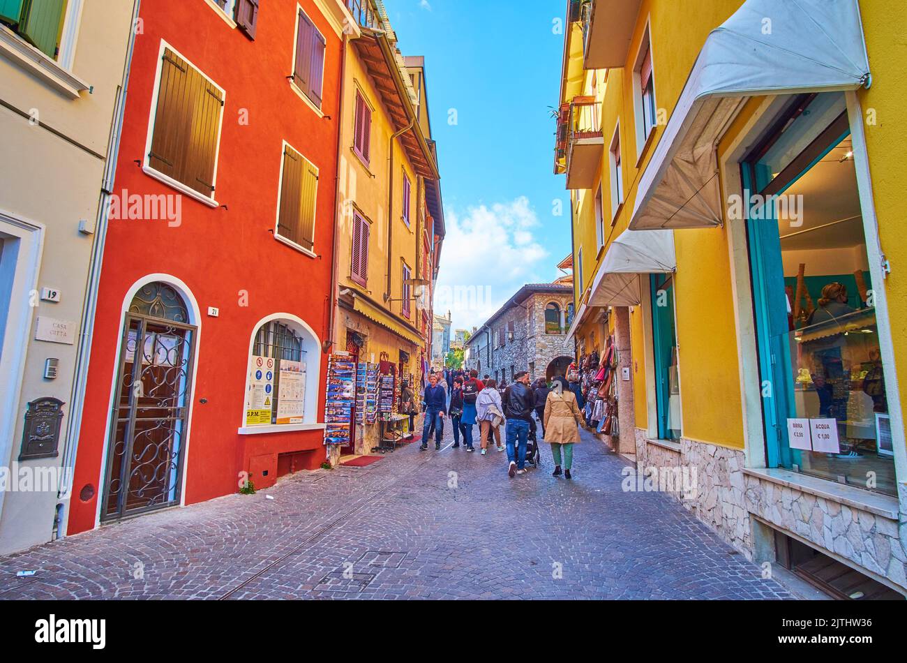 Strada storica di Vittorio Emanuele con piccoli caffè, negozi e ristoranti, Sirmione, Italia Foto Stock