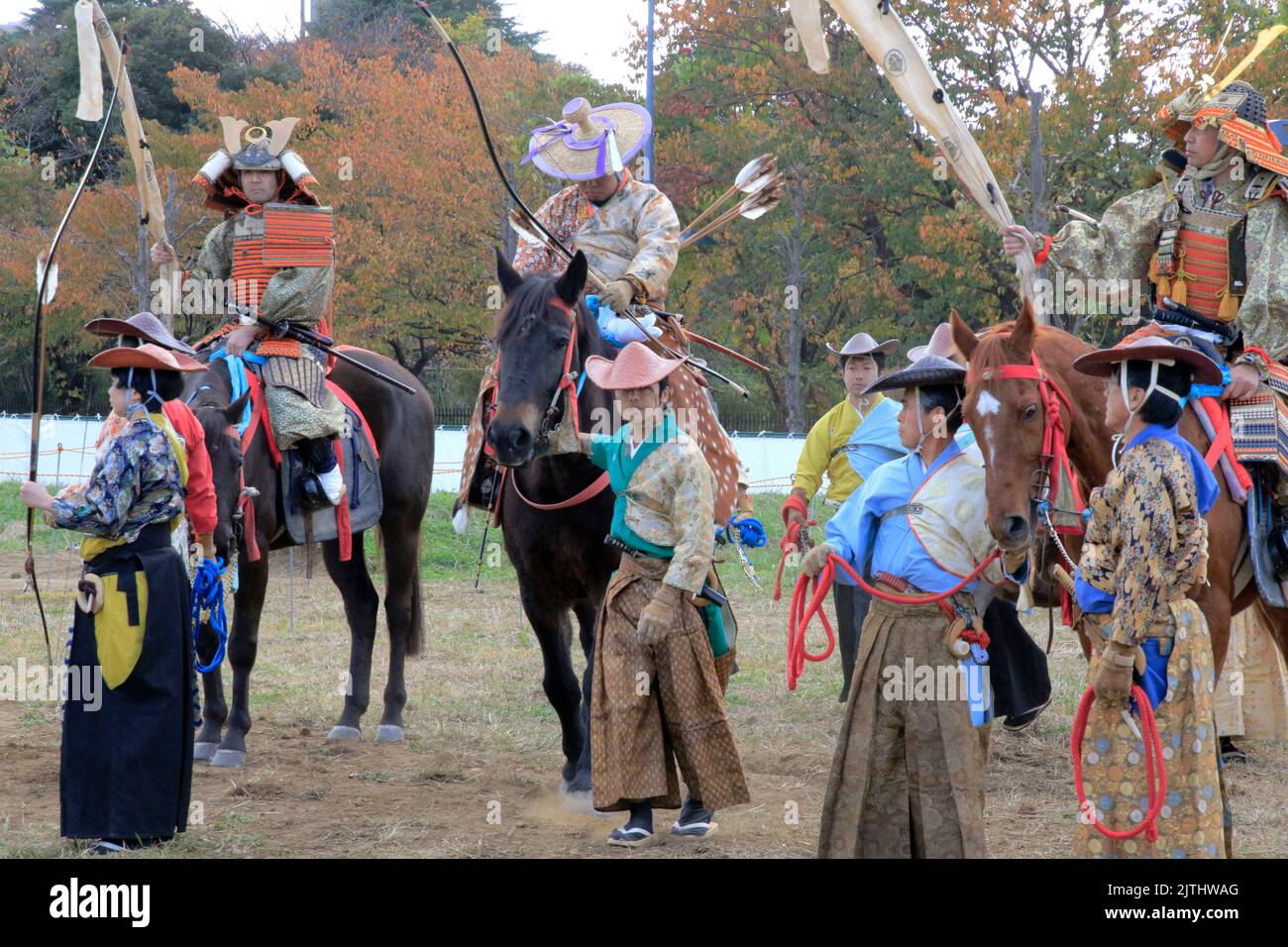 Gli arcieri di Yabusame Samurai a cavallo sono pronti a partire Foto Stock