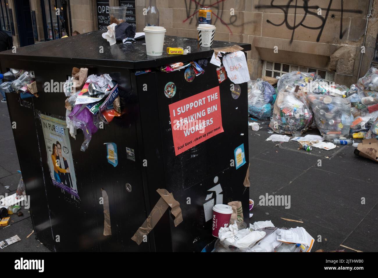 Traboccanti bidoni durante lo sciopero dei bidoni, a Edimburgo, Scozia, 30 agosto 2022. Foto Stock