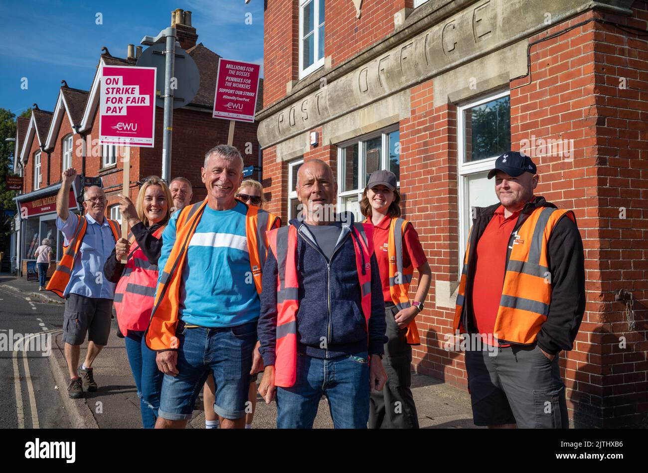Billingshurst, West Sussex, Regno Unito, 31 ago 2022. I lavoratori postali che fanno parte della Communication Workers Union (CWU) si trovano su una linea di picket al di fuori dell'ufficio di smistamento di Billingshurst. La CWU afferma che 40.000 dei suoi membri sono in sciopero per una retribuzione migliore di fronte all'inflazione alle stelle e al costo della crisi. Foto Stock
