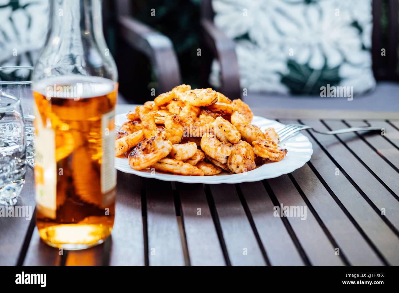 Gamberetti grigliati o gamberi sul piatto sulla terrazza all'aperto. Pesce alla griglia per picnic. Grigliate di gamberetti all'aperto Foto Stock
