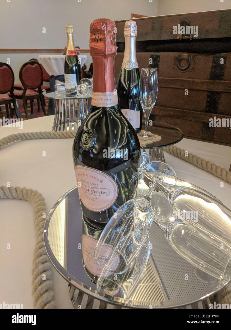Una bottiglia di champagne rosa Laurent-Perrier con due bicchieri da champagne. Foto Stock