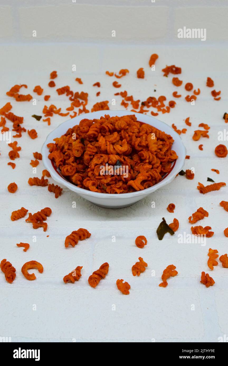 Maccheroni piccanti e saporiti in una ciotola su fondo bianco. I maccheroni secchi hanno una sensazione diversa quando vengono consumati come snack. Foto Stock