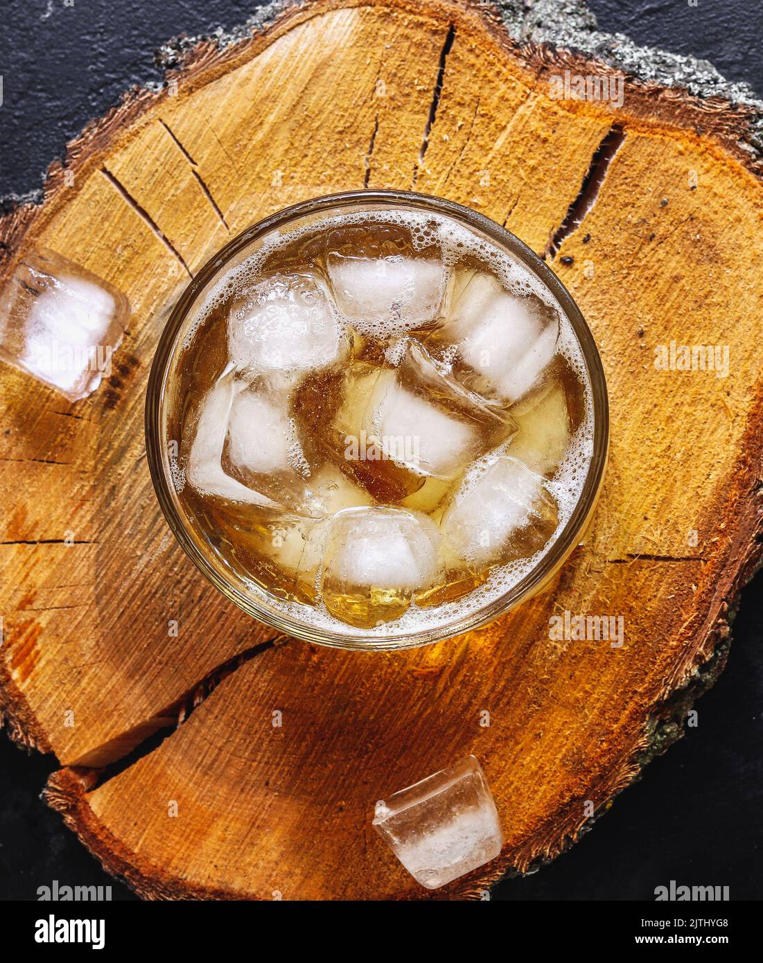 Bicchiere con limonata e ghiaccio. Vista dall'alto. Spazio di copia. Bicchiere con birra su sfondo di legno naturale. Foto Stock