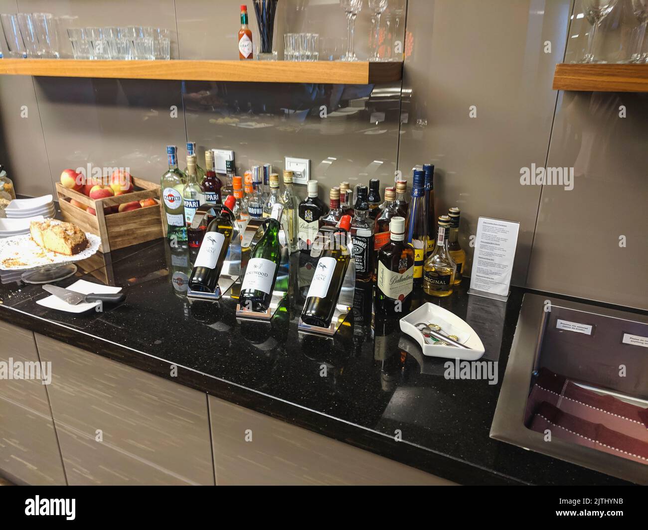 Bottiglie di liquori e vini in una sala business dell'aeroporto. Foto Stock