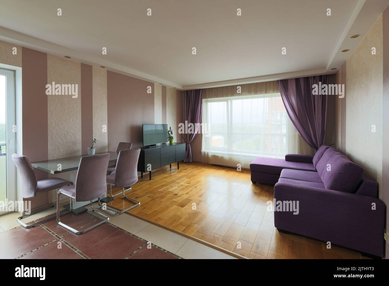 vista interna di un soggiorno di appartamenti dal design viola Foto Stock