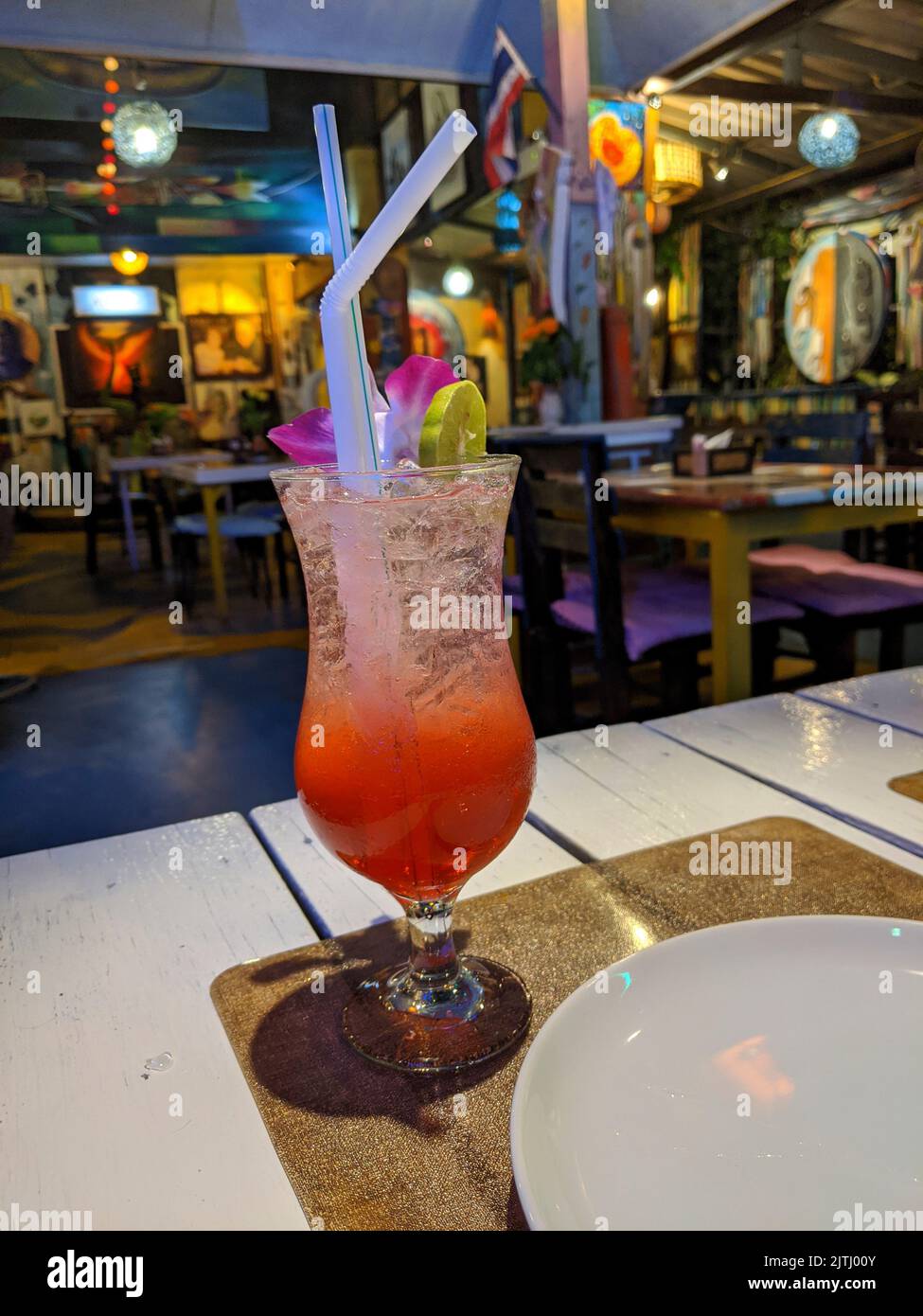Cocktail in un bicchiere con cannucce su un tavolo a Kata Beach, Phuket, Thailandia Foto Stock