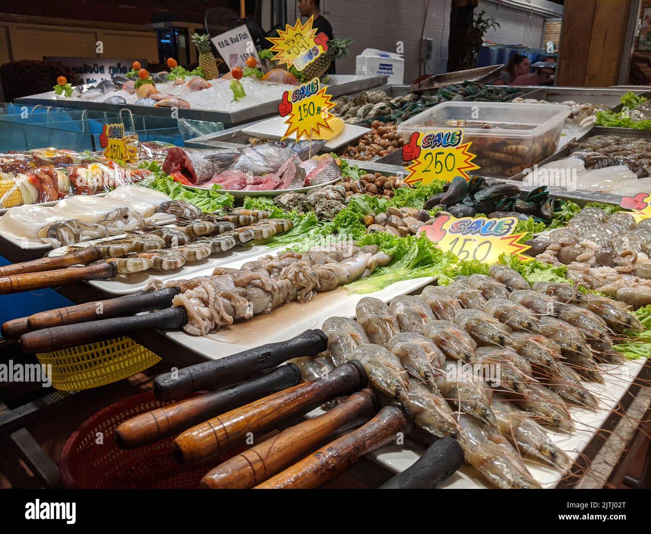 Pesce e altri frutti di mare in vendita presso una bancarella di mercato, Phuket, Thailandia Foto Stock