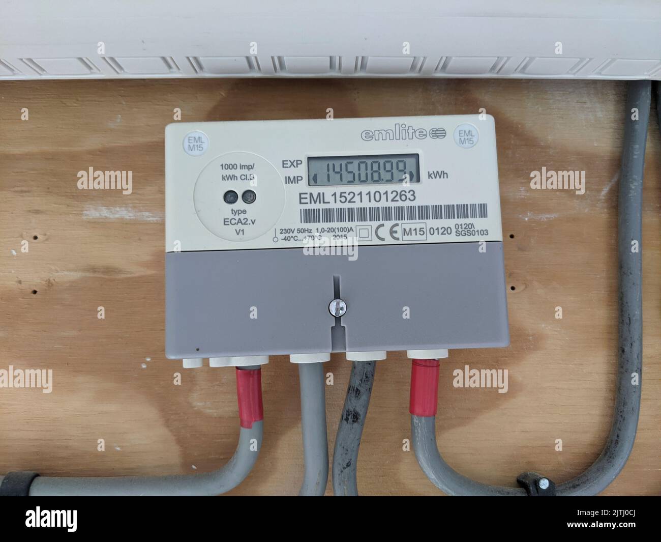 Contatore elettrico digitale che mostra l'uso di elettricità in kilowattora (kWh) - su una scheda di prova Foto Stock