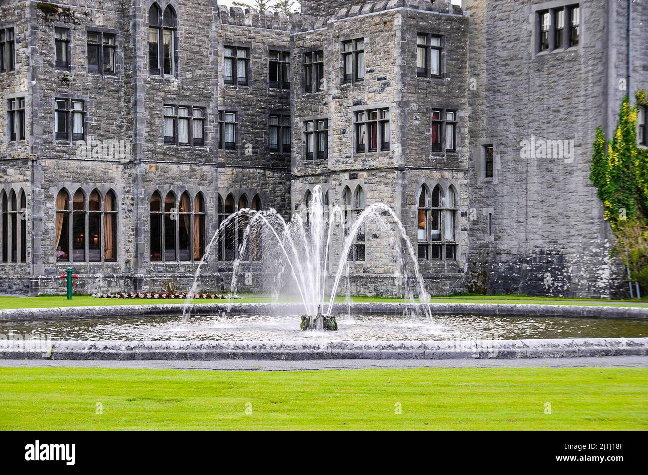 Fontana nei giardini del castello di Ashford, County Mayo Foto Stock