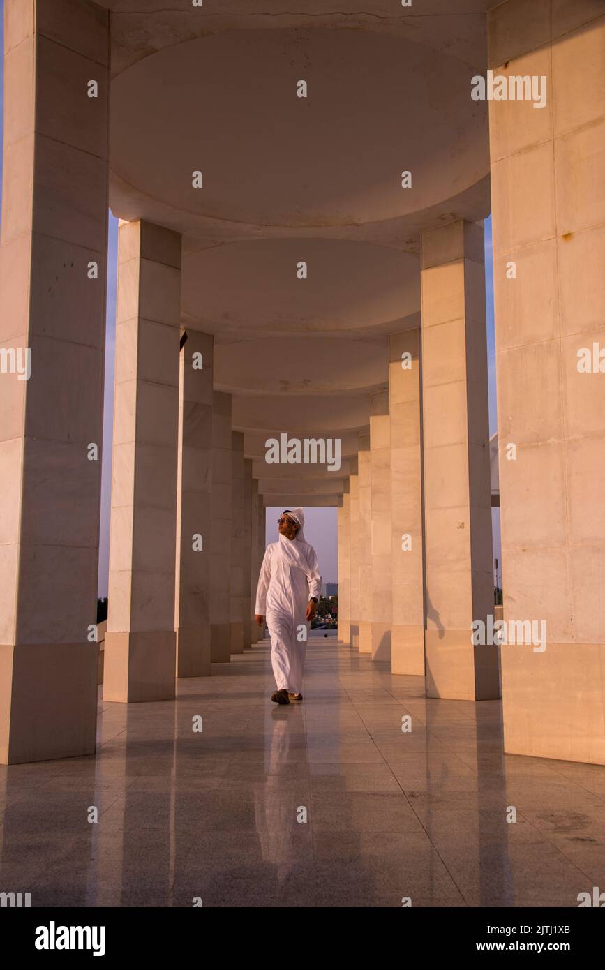 Uomo arabo sera luce Hassan Enany Moschea Corniche Jeddah Arabia Saudita Foto Stock