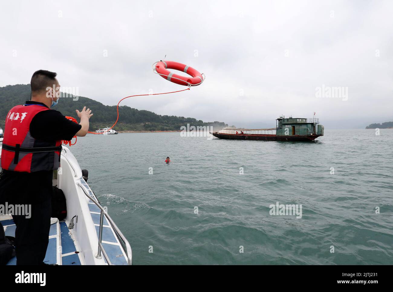 CHENZHOU, CINA - 31 AGOSTO 2022 - i membri lanciano anelli di vita per salvare la gente annegata durante una perforazione nella città di Chenzhou, provincia di Hunan, Cina, 31 agosto, Foto Stock