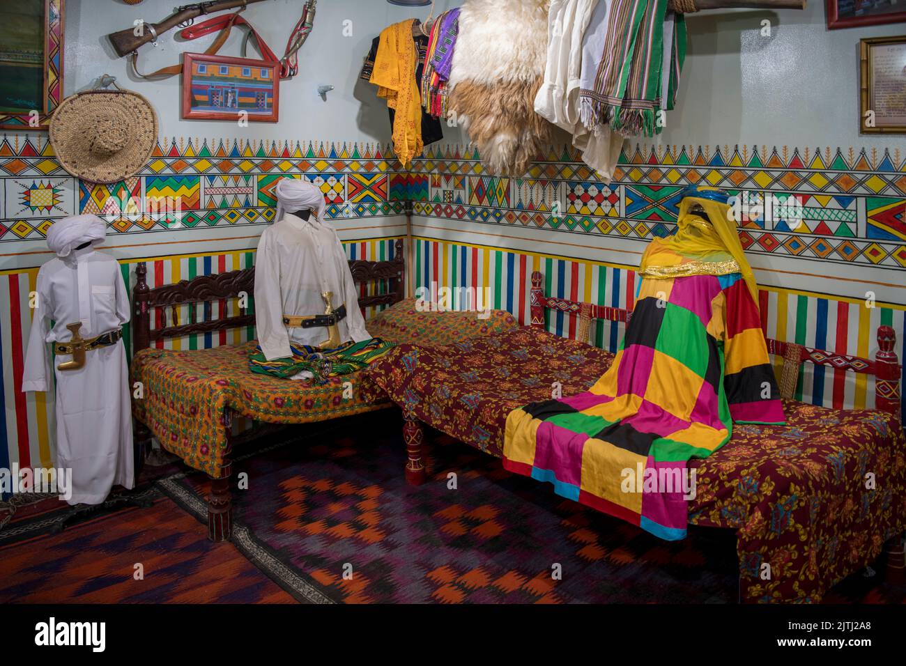 Tipica camera interna con modelli realizzati in textiles e con arredi tradizionali di ogni provincia del museo Saudi al Tayebat Jeddah Arabia Saudita Foto Stock