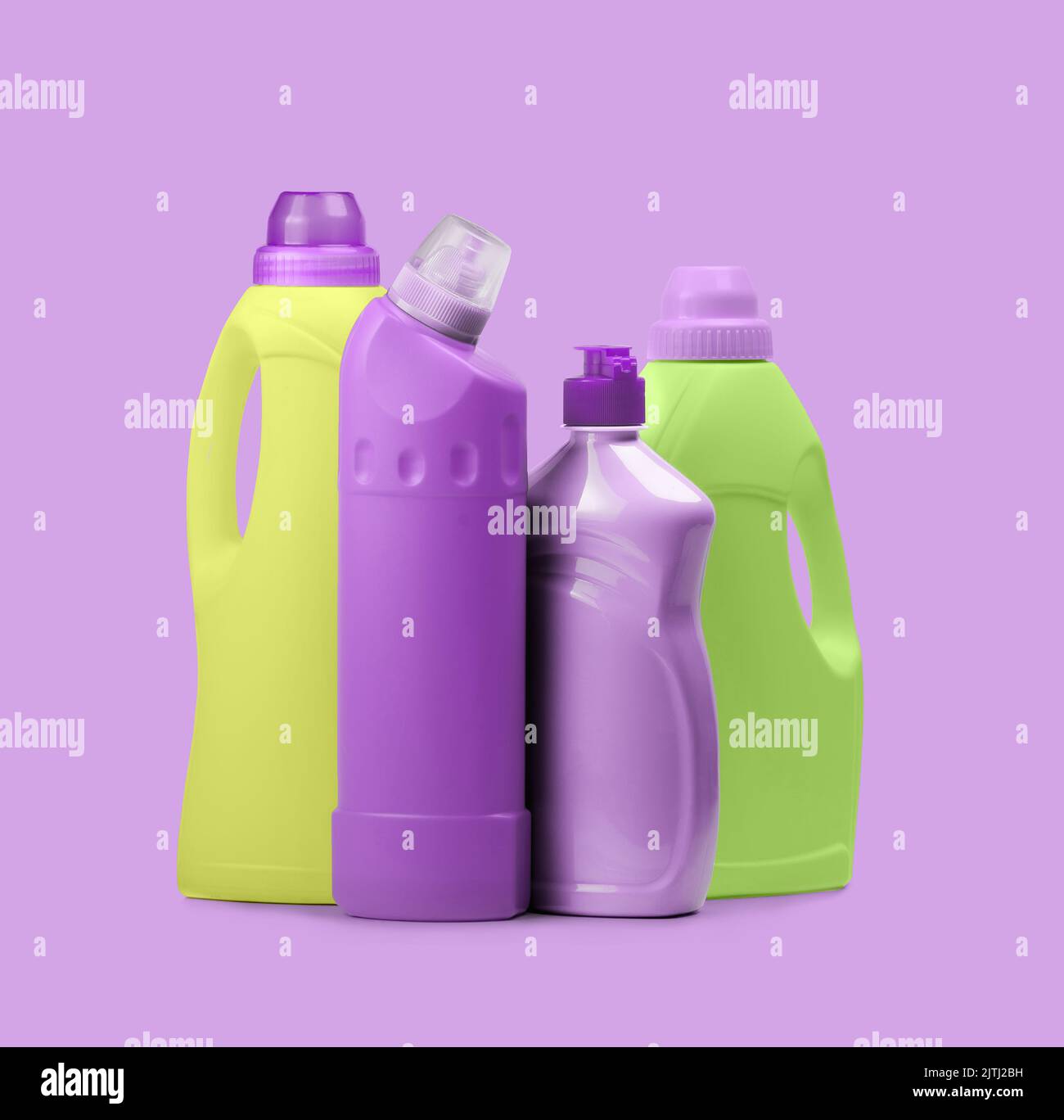 Bottiglie di plastica con prodotto detergente per la casa isolato su sfondo rosa Foto Stock