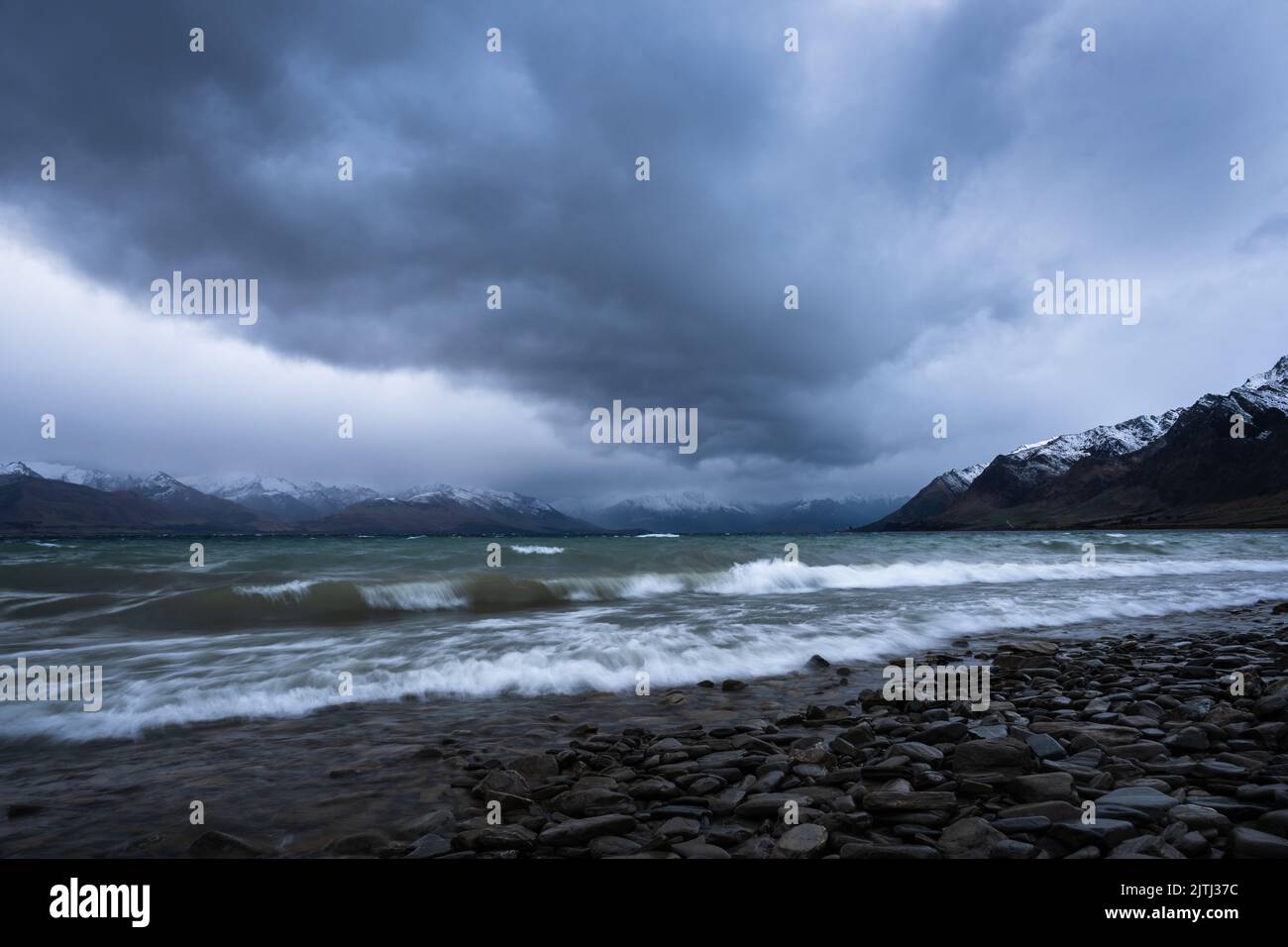 Moody nuvole tempestose sul lago Hawea, Otago, Isola del Sud. Foto Stock