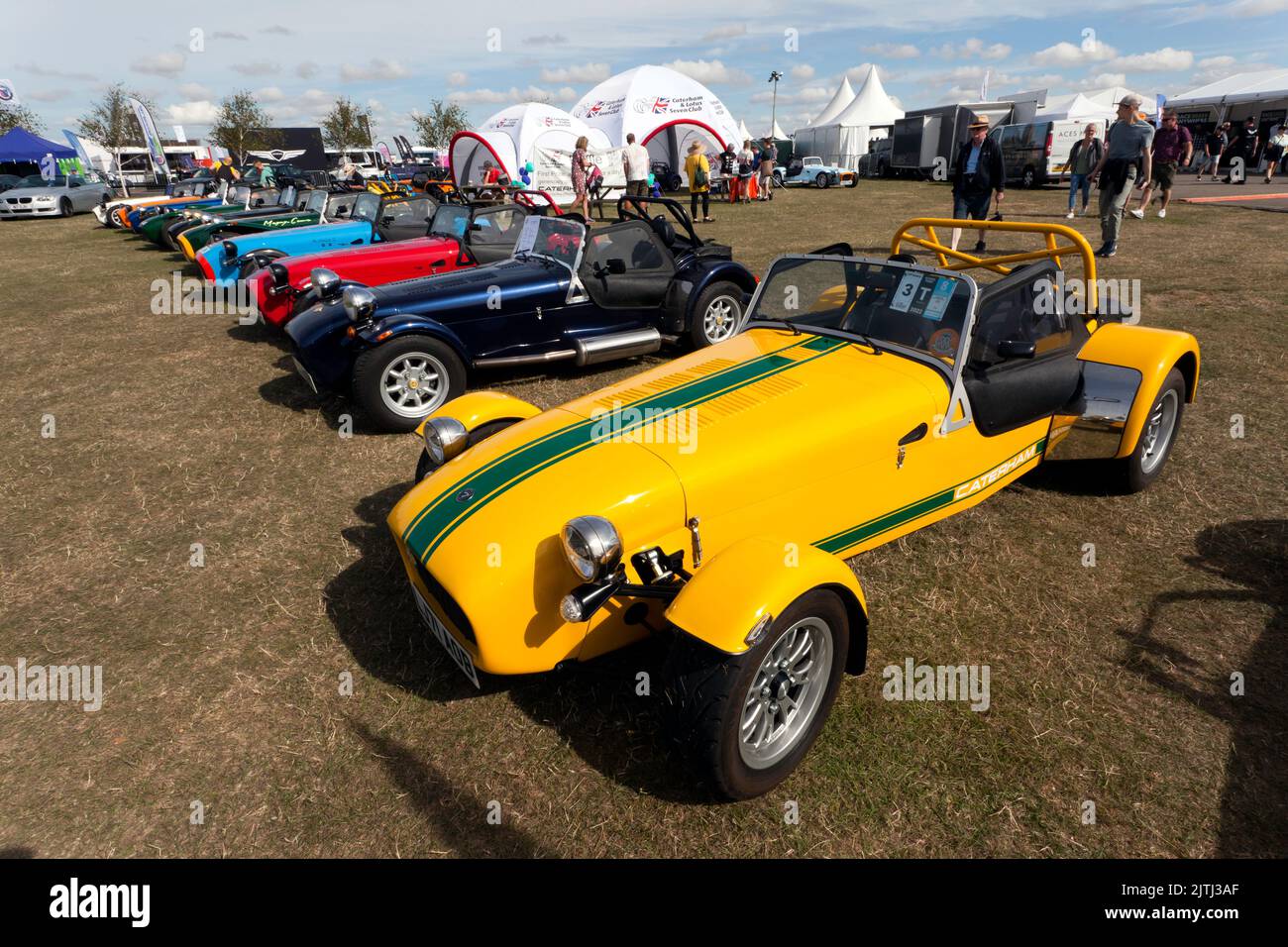 Vista sull'area del Caterham and Lotus Seven Owners Club, al Silverstone Classic 2022 Foto Stock