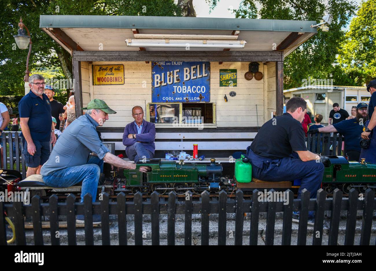 © concesso in licenza a London News Pictures. 30/08/2020. Swansea, Regno Unito. La stazione principale della Ferrovia in miniatura Derwen Fawr, che si trova dietro i giardini in una zona residenziale di Swansea ed è stata sede della Swansea Society of Model Engineers sin dagli anni '30. Le miniature sono riproduzioni di motori reali e sono alimentate a vapore, portando i passeggeri in giro per la pista da cinque pollici. La ferrovia è gestita da un gruppo di volontari dedicati e ogni denaro raccolto viene donato alla carità. Robert Melen/LNP Foto Stock