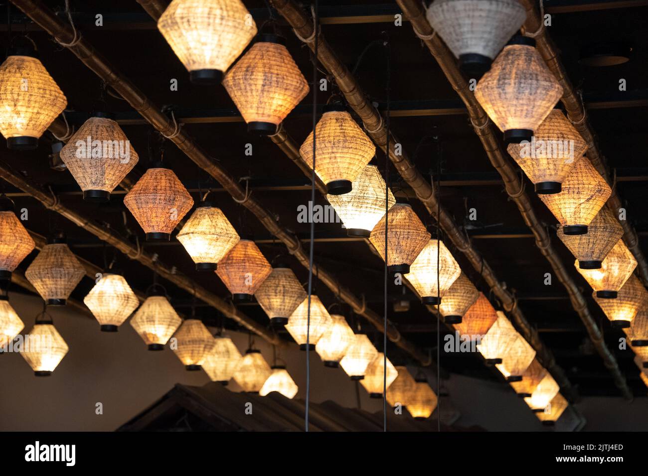 File di lanterne di carta vintage per la decorazione del soffitto del ristorante. Decor di stile Cinese o giapponese, garland chiaro nel cafe' Foto Stock