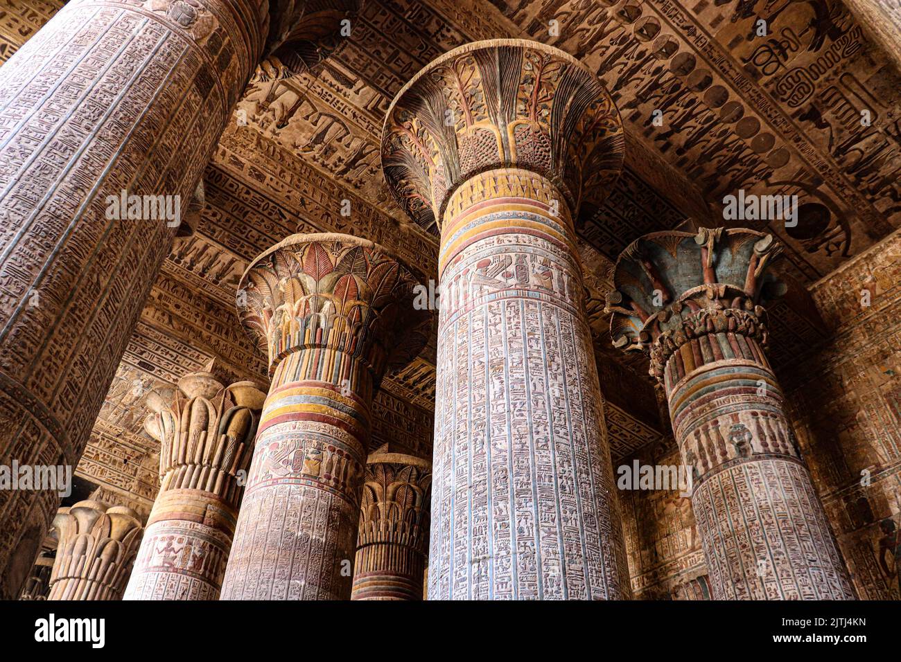 Colonne colorate dell'antico tempio di Khnum a Esna, Luxor, Egitto Foto Stock