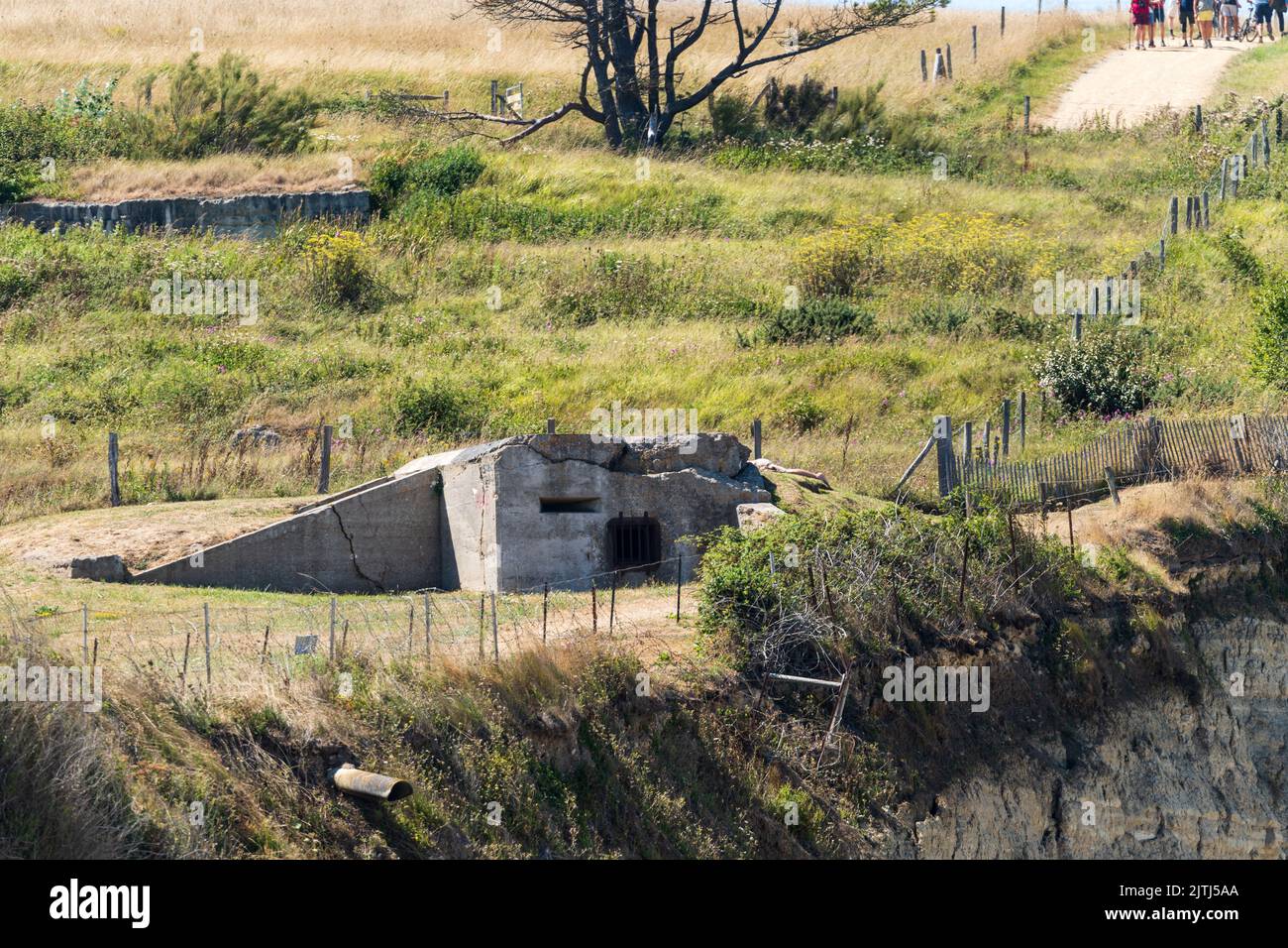 Bunker della seconda guerra mondiale sulle scogliere sopra Arromanches-les-Bains Foto Stock