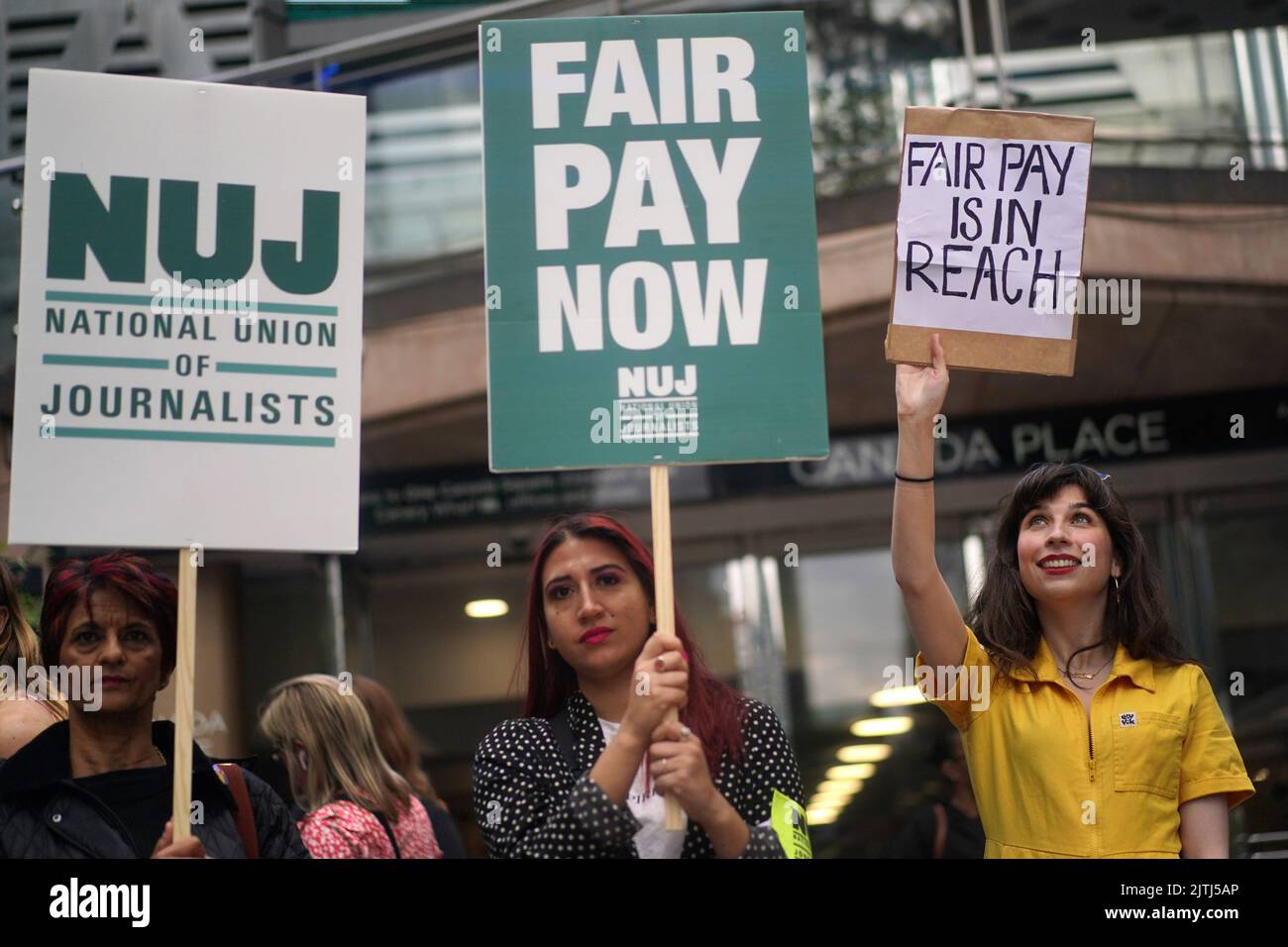 I membri dell'Unione Nazionale dei giornalisti sulla linea picket al di fuori degli uffici di REACH PLC a Canary Wharf, Londra, come iniziano a sciopero azione dopo i colloqui per risolvere una controversia salariale rotto. Data immagine: Mercoledì 31 agosto 2022. Foto Stock