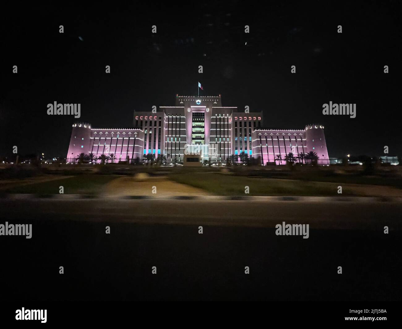 Splendida vista notturna del Ministero degli interni dell'edificio Doha Qatar Foto Stock